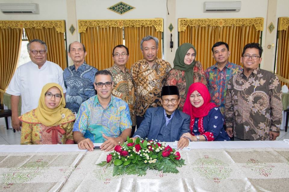 Prof.-Dr.-Ing-BJ.-Habibie_4